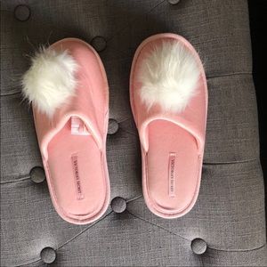 New!! Victoria’s Secret Pom-pom Slipper size S